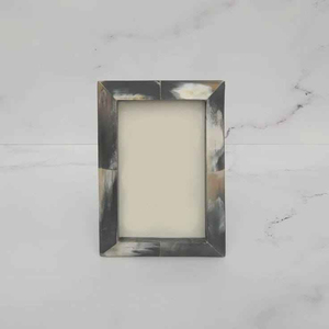 Cadre photo en bois artisanal avec incrustation en résine marbrée gris fumé, bord biseauté, décoration moderne - Product Image 1