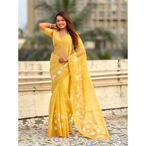 Sari de Seda Satén Chanda Kora Puro con Bordado Floral, Apliques y Borde Calado, Mangas Tres Cuartos - Product Image 3