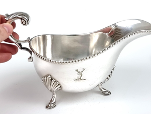 Salsera vintage de metal plateado con asa, grabado de ciervo, borde con cuentas y base de concha. Jarra grande para salsa. Salseras de níquel de gran venta. - Product Image 2