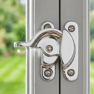 Pestillo de Puerta Moderno y Duradero de Latón y Aleación de Zinc, Instalación con Tornillos, Diseño Resistente para Uso Interior - Product Image 1