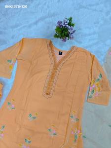 Muselina de excelente calidad con bordado de flores y hojas y detalles hechos a mano en el cuello. Conjunto listo para usar de Kurti largo, pantalón y dupatta. Proveedor indio. - Product Image 5
