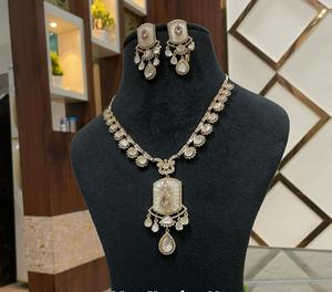 Conjunto de Collar y Aretes Clásicos de Moissanita Chapados en Oro de Aleación de Primera Calidad, Regalo para Mujer para Aniversario, Boda o Fiesta - Product Image 3