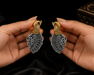Pendientes colgantes Jhumka bohemios indios con forma de animal, chapados en oro de 18 quilates y circonitas, con engaste de bisel, en plata antigua, disponibles con MOQ para mujer. - Product Image 4