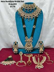 Parure de collier ras-du-cou et boucles d'oreilles de mariée traditionnelles indiennes en cristal plaqué or rose de haute qualité, avec pierres précieuses lourdes et Maang Tik pour mariage - Product Image 3