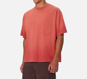 เสื้อยืดคอกลมแขนสั้นผ้าฝ้าย 100% สีแดงซีดแบบใหม่สำหรับผู้ชาย มีกระเป๋าเสื้อ พิมพ์ลายแบบรีดร้อน สีพื้น - Product Image 3