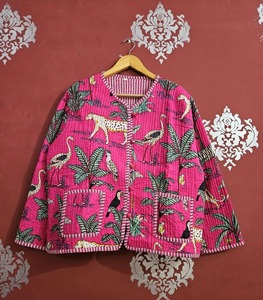 Chaqueta de Mujer Hecha a Mano en India, de Algodón Tejido, Acolchada, Reversible, con Estampado Animal, Manga Tres Cuartos, Cuello Camisero - Product Image 1