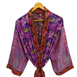 Kimono vintage de seda con patchwork de sari, túnica larga para cubrir el bikini, ropa de dormir, hecho a mano en India con seda de sari reciclada. - Product Image 1