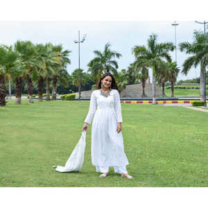 Ensemble de costume en coton blanc et chiffon pour femmes, disponible en taille XS - Product Image 4