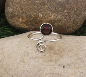 แหวนเงินแท้ 925 ประดับพลอยโกเมนสีแดงธรรมชาติทรงรีขนาดใหญ่จากโมซัมบิก สำหรับผู้หญิง หินประจำเดือนมกราคม เหมาะสำหรับงานเลี้ยง - Product Image 3