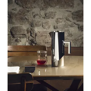 Carafe en métal de luxe, finition antique artisanale, pichet à eau pour la maison moderne, la restauration, l'hôtellerie, la décoration, service en chambre d'hôtel de luxe - Product Image 1