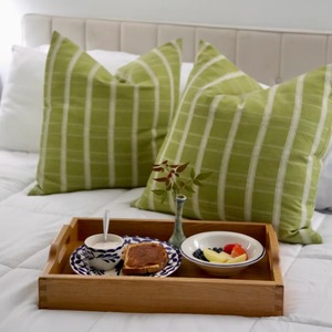 Plateau de service rectangulaire en bois décoratif au design minimaliste moderne avec poignées pour la maison et la cuisine, multifonctionnel - Product Image 4