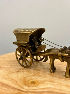Modèle de calèche à chevaux en laiton antique, miniature de chariot à chevaux vintage avec un design de calèche détaillé, en métal fait main - Product Image 2