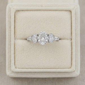 แหวนเพชรเม็ดเดี่ยวทรงรี แหวนแต่งงาน แหวนครบรอบ แพลตตินั่ม ทองคำแท้ 10K 14K 18K เพชรแล็บโกรว์ สี DEF ความสะอาด VSVVS - Product Image 1