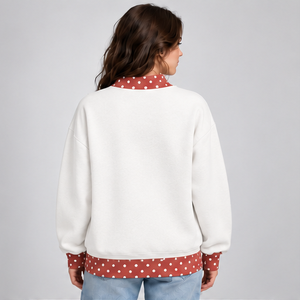 Sudadera Blanca de Cuello Alto para Mujer con Ribete de Puntos Rojos y Gráfico Varsity, Manga Larga, Hombros Caídos, Personalizable - Product Image 2