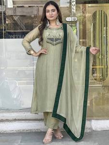 Ensemble Salwar Kameez en soie Salsa brodée verte avec dupatta, tenue décontractée traditionnelle indienne/pakistanaise pour femmes, coupe régulière, longueur genou - Product Image 1