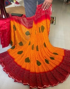 Sari Tradicional de Rayón Amarillo y Rojo con Estampado Bandhani para Mujer, Marca K V INTERNATIONAL, Ideal para Bodas y Fiestas de Otoño - Product Image 1