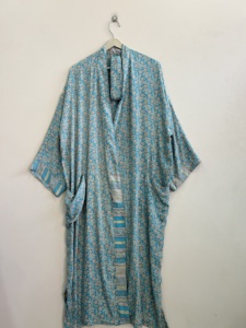 Vêtements de plage pour femmes en gros, kimono en soie long, style bohème - Product Image 1