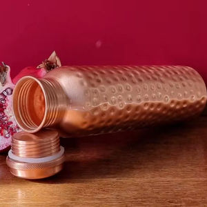 Bouteille d'eau en cuivre style boutique – Vaisselle d'hydratation haut de gamme pour les boutiques de style de vie et les magasins de détail de créateurs - Product Image 1