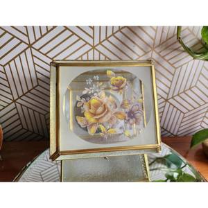 El marco metálico aporta un toque industrial discreto a su encanto lujoso, con un almacenamiento refinado que mejora tanto la organización como la decoración. - Product Image 5