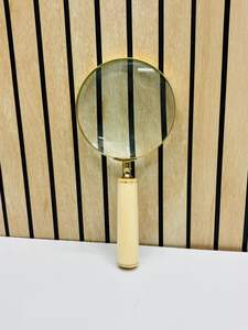 Lupa de Mano Moderna de 4'' Hecha a Mano y Duradera con Marco de Latón y Mango de Hueso - Product Image 4