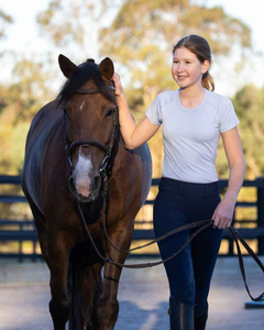 Haut d'équitation pour femme à manches courtes, respirant, léger, en tissu extensible, disponible en OEM - Product Image 5