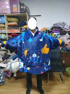 Manta con Capucha de Felpa, Estampado de Dibujos Animados, Suave y Acogedora, Estilo Moderno - Product Image 3