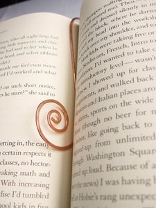 Elegante marcapáginas de cobre diseñado para la lectura diaria de libros, revistas, diarios y como regalo literario. - Product Image 4