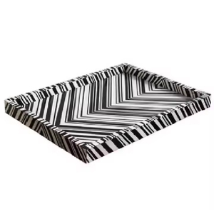 Plateau décoratif géométrique en résine avec incrustation de chevrons noir et blanc, idéal pour table basse et ottoman - Product Image 1