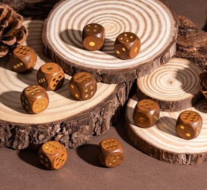 Dés en bois faits à la main, forme carrée, bois naturel poli, pièces de jeu de table artisanales, objets d'art et d'artisanat en bois de collection - Product Image 6