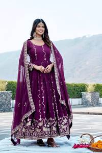 ชุดเดรสผ้าจอร์เจตต์พร้อมผ้าคลุมไหล่ ตกแต่งด้วยงานปักเลื่อมหนัก - Product Image 3