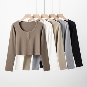 T-shirt pull à manches longues pour femme, coupe ajustée, chic et décontracté, col boutonné, style crop top, vente en gros, haute qualité - Product Image 3