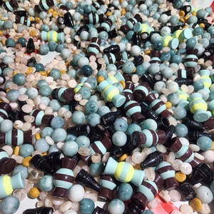 Grandes perles décoratives en résine aux motifs multicolores audacieux pour la création de bijoux tendance, les projets d'artisanat et les commandes en gros - Product Image 2