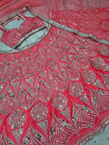 Lehenga Choli en soie rose Rani tendance, broderie géométrique miroir, choli à col cœur, bordure en dentelle argentée lourde, foulard - Product Image 3