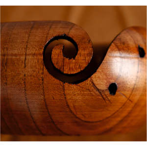 Support de fil en bambou artisanal de luxe avec couvercle amovible, bol à tricoter à spirale lisse, bol à crochet en bois robuste et antidérapant - Product Image 2