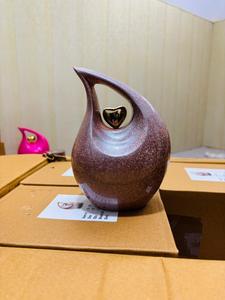 Urne funéraire en forme de larme marron avec motif cœur, personnalisable, pour adulte - Product Image 2