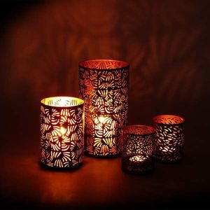 Porte-bougie votif en métal artisanal alliant savoir-faire expert avec une lumière de bougie apaisante pour la décoration - Product Image 6