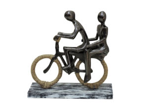 Estatua de Pareja en Bicicleta Hecha a Mano en Aluminio, Figura Rústica de Metal con Detalles de Yute, Escultura Decorativa Vintage Industrial para el Hogar - Product Image 2