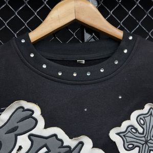 Camisetas de algodón de 280 g/m² para hombre, personalizadas por el fabricante, con apliques, bordados, pedrería y efecto desgastado por el sol. - Product Image 2