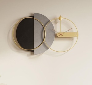 Reloj de pared antiguo de metal que aporta sofisticación instantánea a cualquier habitación con su estructura robusta y su apariencia visual atemporal. - Product Image 5
