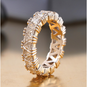 Bague d'éternité en or jaune 14K de 3,48 carats, taille Trillion, sertie de diamants de laboratoire VVS1 et VVS2, avec incrustation en sertissage canal. - Product Image 3