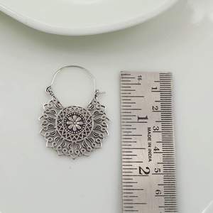 Boucles d'oreilles créoles pendantes pour femme, motif floral bohème, en alliage plaqué argent antique, bijoux fantaisie - Product Image 2