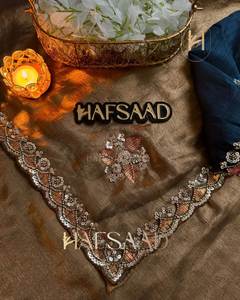 Sari de Seda Lujoso con Adornos Originales Glamurosos Hechos a Mano y Blusa con Cuentas a Juego, Prenda Étnica de Moda - Product Image 6