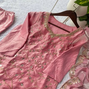 Conjunto VASTRA COTTAGE de Diseñador con Cuentas Fendy y Lentejuelas Bordadas, Top Sarara con Dupatta, Traje Étnico para Fiestas - Product Image 4