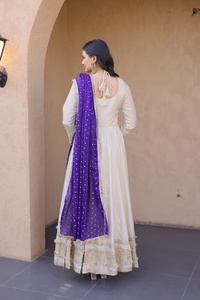 Vestido Anarkali Tradicional Indio con Bordado Zari, Elegante, para Fiestas y Bodas, Ropa de Gala para Mujer - Product Image 2
