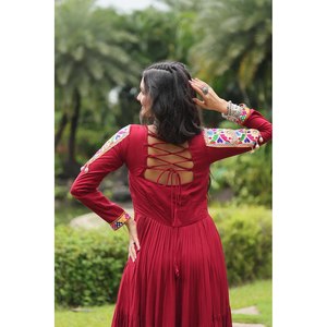 Vestido de Noche Especial Navaratri con Trabajo Kutchi Gamthi, Elegante Vestido para Ocasiones Festivas - Product Image 1