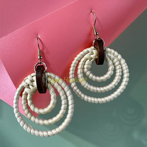 Boucles d'oreilles en rotin géométrique tressé à la main bijoux tissés à la main en rotin d'herbe colorée boucles d'oreilles créoles à la mode pour l'exportation en vrac - Product Image 3