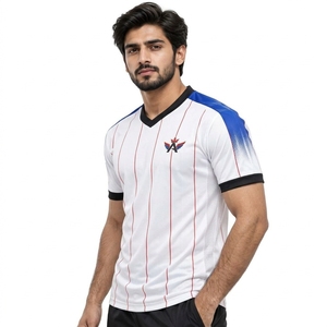 Maillot de football confortable conçu avec un matériau léger, contrôle de l'humidité et coutures durables offrant des performances fiables - Product Image 6
