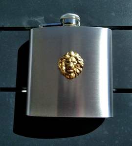 Petaca de Acero Inoxidable de Alta Calidad con Acabado Espejo, Esquinas Redondeadas, Tapa Antiderrames, Accesorio Premium para Bar - Product Image 1