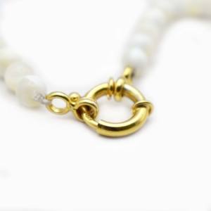 Collier en nacre naturelle, délicat, avec perles blanches et fermoir doré, bijou élégant pour tous les jours, cadeau artisanal pour elle - Product Image 4