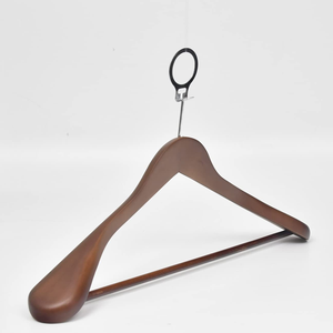 Cintre à vêtements en bois antidérapant avec crochet chromé, cintre de placard classique, article élégant très vendu - Product Image 3